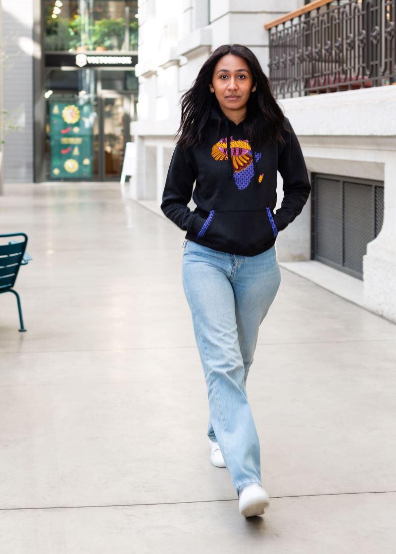 Femme en sweat noir